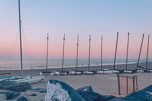 Katamarane am Strand von Ostende bei Sonnenuntergang.