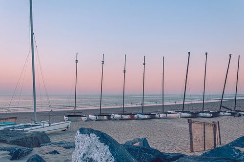 Catamarans sur la plage d'Ostende au coucher du soleil.