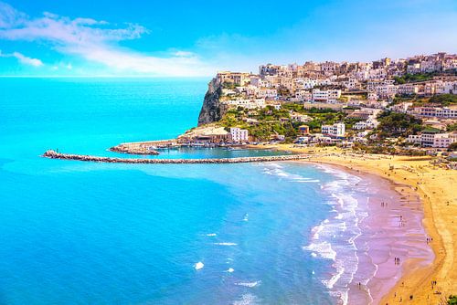 Peschici dorp en strand. Apulië, Italië