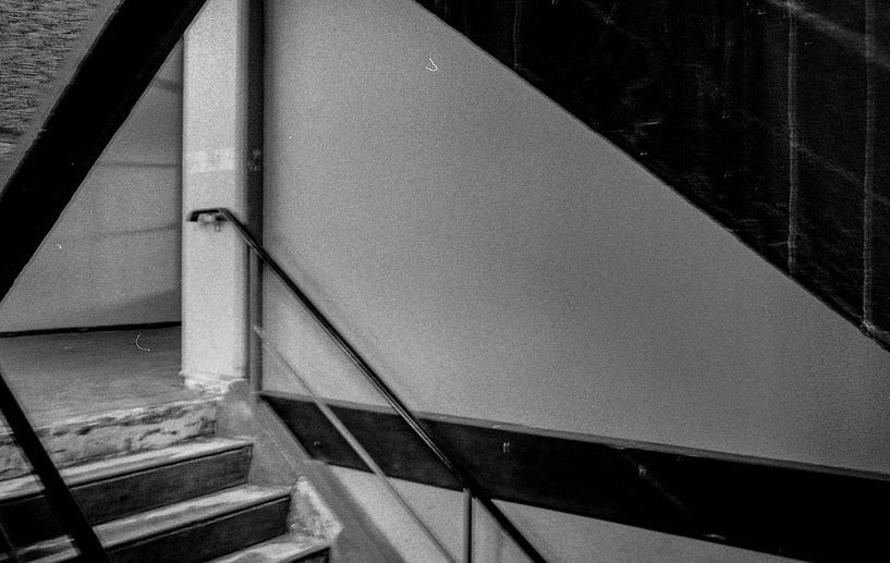 Abstract staircase Black and white analogue print by Zaankanteropavontuur