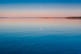 Der türkisfarbene See in der Morgendämmerung. glatte blaue und türkisfarbene Seeoberfläche in der Mo von Michael Semenov