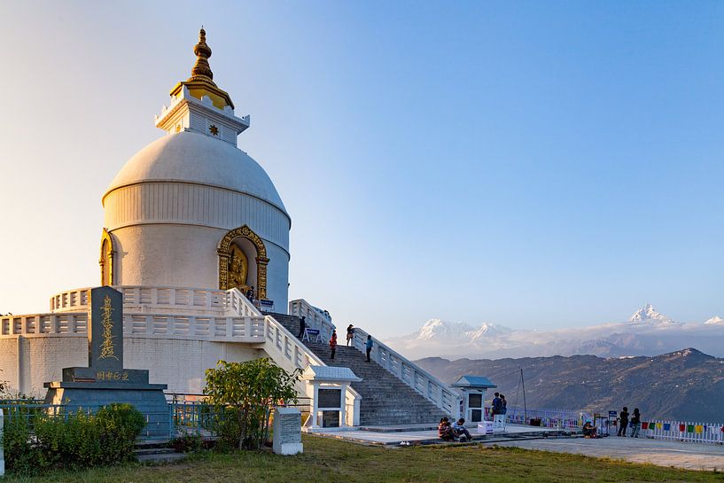 Vredespagode in Pokhara, Nepal van Jan Schuler