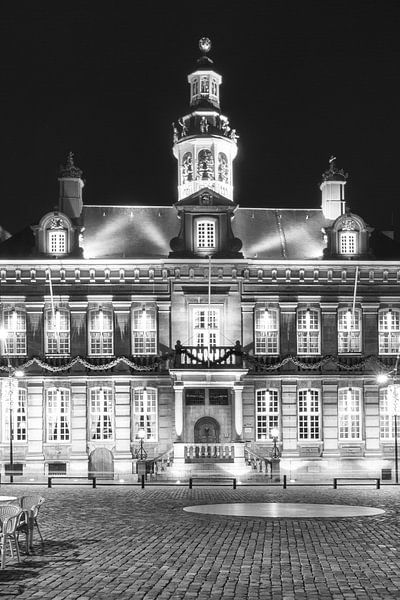 Das Rathaus von Roermond am Abend von Christa Krus