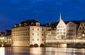 Zurich stadhuis aan de rivier in de avond sur Dennis van de Water