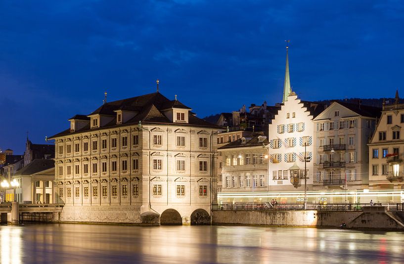 Zurich stadhuis aan de rivier in de avond von Dennis van de Water