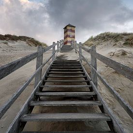 Vuurtoren Kaapduinen laag aan het strand van Dishoek van Jolanda de Leeuw