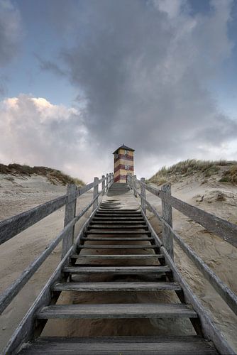 Vuurtoren Kaapduinen laag aan het strand van Dishoek van Jolanda de Leeuw