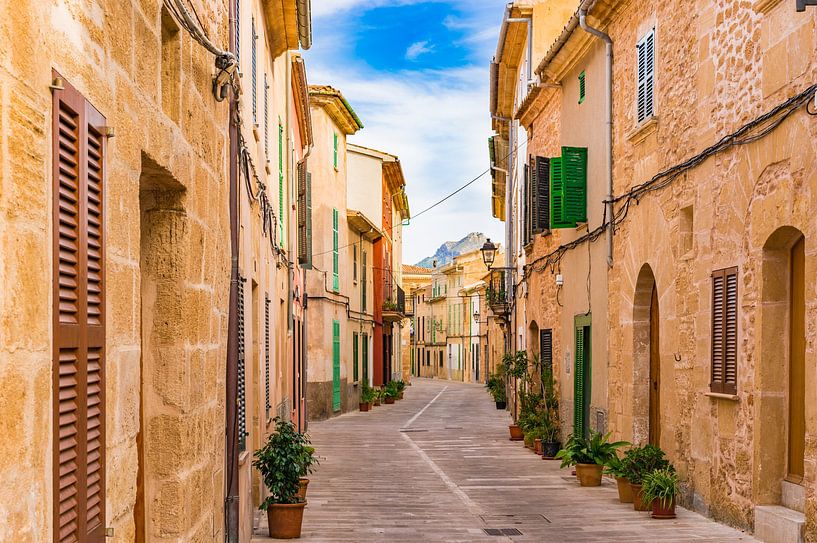 Straat in de oude stad van Alcudia op het eiland Mallorca, Spanje van Alex Winter