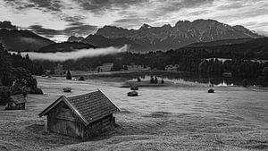 Sonnenaufgang am Geroldsee in Schwarz-Weiß
