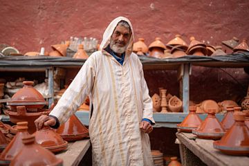 Mann in Djellaba verkauft Tagines auf dem Souk von Essaouira