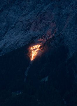 Traditionele bergvuren boven Ehrwald - indrukwekkende lichtlijnen op de hellingen van de Wetterstein, die de Tiroolse bergen in een magische gloed hullen. Een buitengewoon motief van de Alpencultuur.