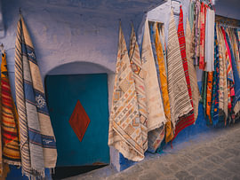 Tapis berbères accrochés au mur à Chefchaouen sur Lizet Wesselman