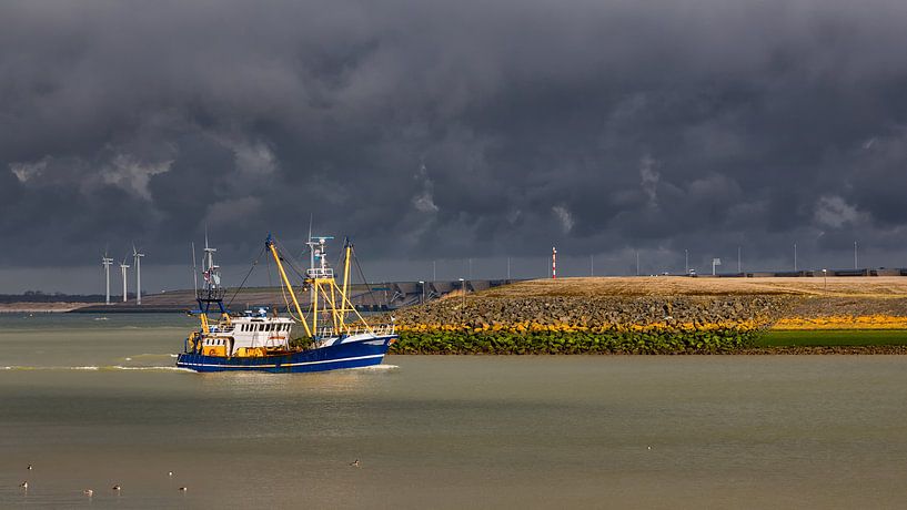 Onder een dreigende lucht op weg naar de haven by Bram van Broekhoven