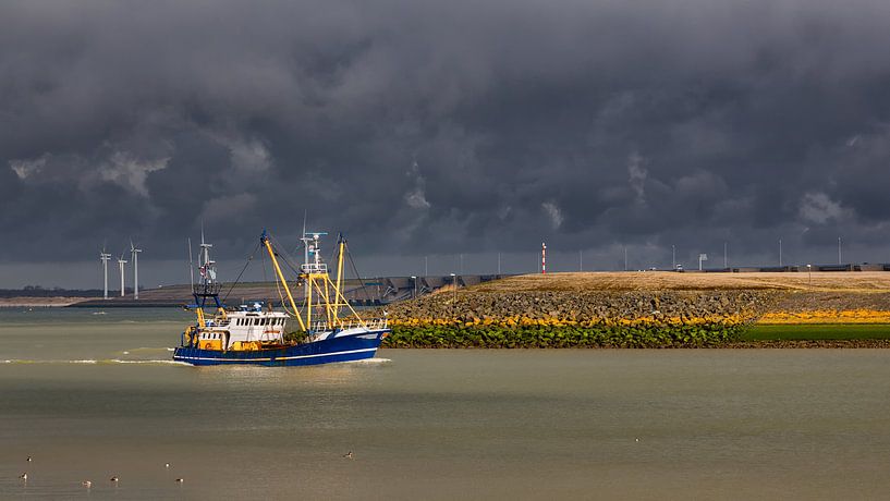 Onder een dreigende lucht op weg naar de haven van Bram van Broekhoven