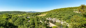 Blick auf den Fluss Ardèche im Süden Frankreichs in dem Départment Ardèche 2.