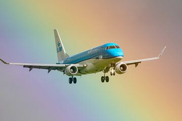 Klm Embraer vliegt voor een regenboog langs van Arthur Bruinen