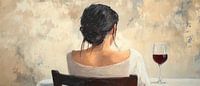 Femme pensive avec du vin à table