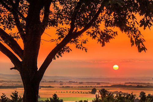 Zonsondergang boven de heuvels van het Sauerland