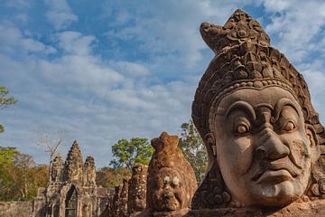 Pont avec des statues de dieux et de démons à la porte sud d'Angkor Thom à Angkor, province de Siem  sur WorldWidePhotoWeb