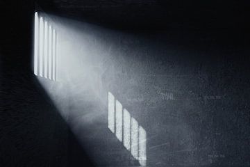 Gevangeniscel met tralies aan het raam wordt verlicht door lichtschijnsel van Besa Art