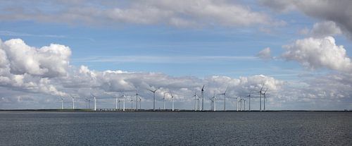 panorama van windpark Krammer in Zeeland bij de Krammersluizen in de Philipsdam met stapelwolken van W J Kok