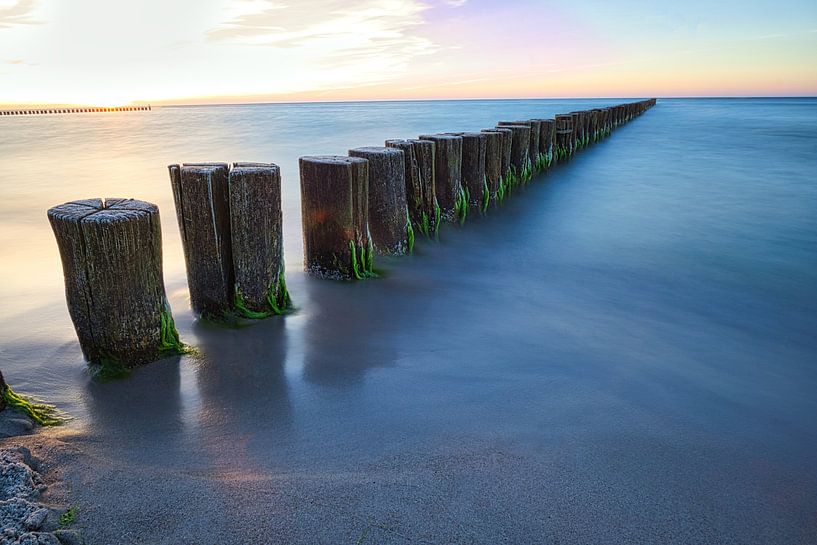 Groynes reaching into the Baltic Sea in a long-term photograph by Martin Köbsch