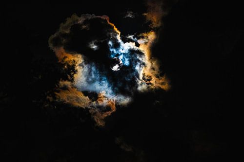 Volle maan achter de wolken