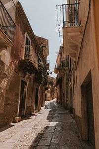 De sfeervolle straten van Ragusa, Sicilië Italië van Manon Visser