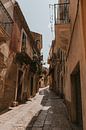 De sfeervolle straten van Ragusa, Sicilië Italië van Manon Visser thumbnail