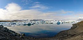 Icebergs floating in the Jokulsalon glacier lagoon in Iceland by Sjoerd van der Wal Photography