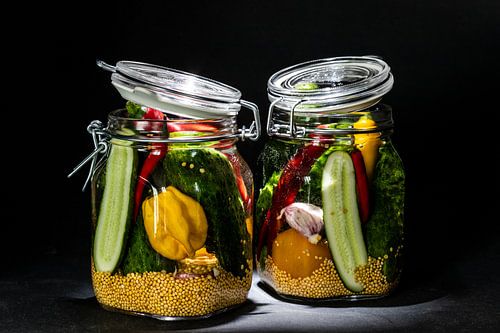Différents légumes en bocal