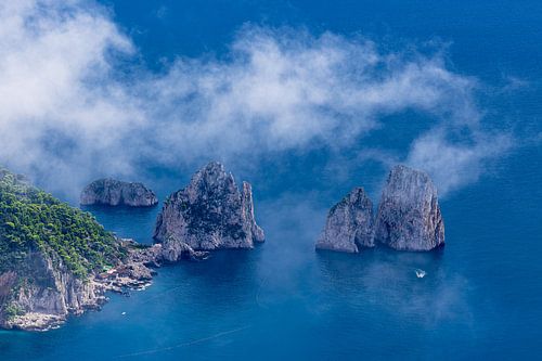 Rotskust met wolken op het eiland Capri in Italië