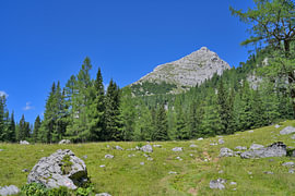 Paysage alpin estival avec un sentier de randonnée menant au sommet d'une montagne sur Tomherkules