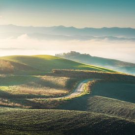 Paysage brumeux du matin à Volterra. Toscane, Italie sur Stefano Orazzini