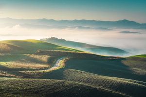 Neblige Morgenlandschaft in Volterra. Toskana, Italien
