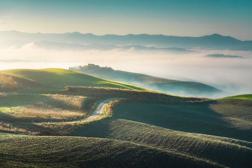 Mistig ochtendlandschap in Volterra. Toscane, Italië