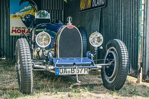 Bugatti Type 35 klassischer Rennwagen in einem Schuppen
