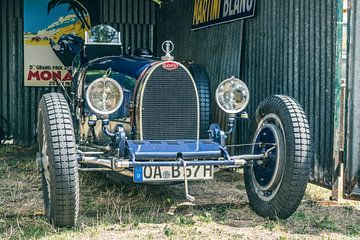 Bugatti Type 35 klassieke racewagen in een schuur