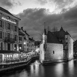 Palais de l’Île in Annecy in Schwarz-Weiß, Frankreich