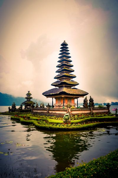 Pura Ulun Danu Bratan by Bianca  Hinnen