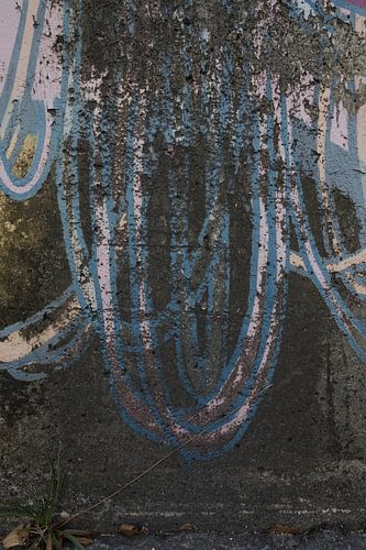 Detail van afbrokkelend graffiti werk