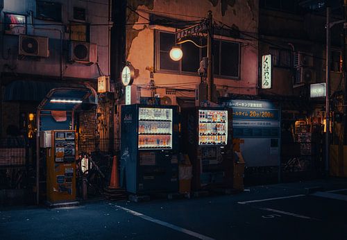 Japanische Verkaufsautomaten bei Nacht - Straßenansicht aus Tokio