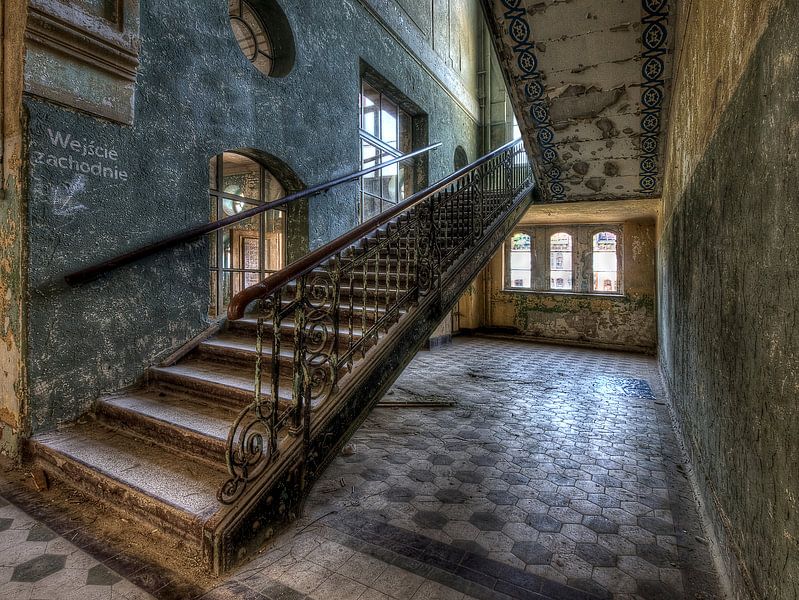 Lost Place Verloren plaats - Trap in Beelitz Heilstätten - Verlaten plaatsen van Carina Buchspies