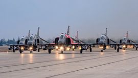 Elephant Walk mit 9 F-4E Phantom II Flugzeugen. von Jaap van den Berg