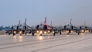 Elephant Walk met 9 F-4E Phantom II vliegtuigen. van Jaap van den Berg