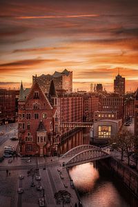 Hamburg Speicherstadt mit Elbphilharmonie im Sonnenuntergang.