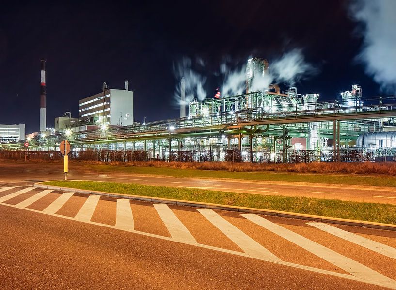 Raffinerie in der Nacht mit Straßenmarkierungen auf dem Vordergrund, Antwerpen von Tony Vingerhoets