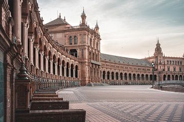 Plaza de España at sunrise | travel photography | Seville | Spain by Laura Dijkslag
