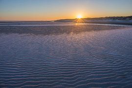 Zonsopkomst aan een winters strand van Marcel Klootwijk