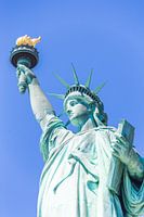 Vue rapprochée de la Statue de la Liberté sur un ciel bleu